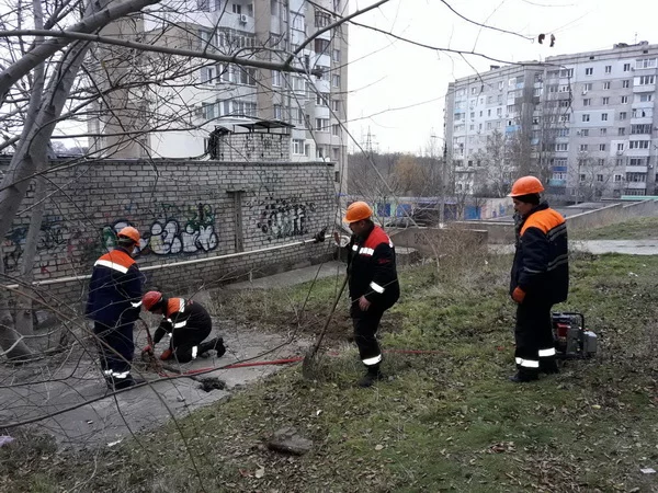 "Мой сын сказал, что сегодня день прожит не зря!" Жители Корабельного благодарны спасателям, доставшим щенков из колодца | Корабелов.ИНФО image 1