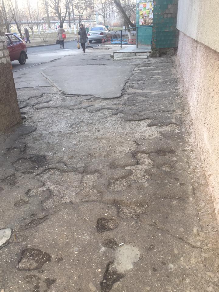 "Спионерили заборчики, сломали скамейку", - жительница Корабельного района о ремонте внутриквартальных проездов | Корабелов.ИНФО image 3
