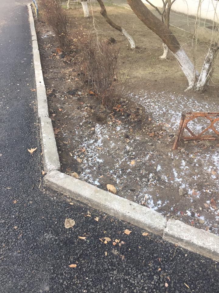 "Спионерили заборчики, сломали скамейку", - жительница Корабельного района о ремонте внутриквартальных проездов | Корабелов.ИНФО image 5