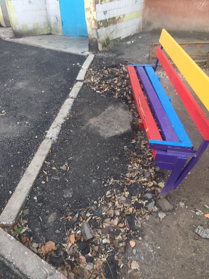 "Спионерили заборчики, сломали скамейку", - жительница Корабельного района о ремонте внутриквартальных проездов | Корабелов.ИНФО image 7