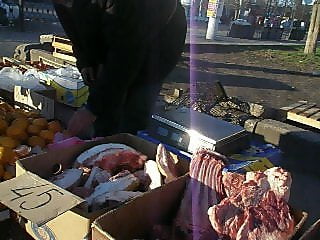 "В антисанитарных условиях продаются продукты жуткого качества", - в центре Корабельного работает стихийный рынок | Корабелов.ИНФО image 1