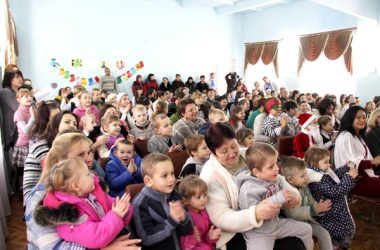 "Верьте в чудеса, и они обязательно придут в вашу жизнь". Сотрудники "Ника-Теры" дарили детям радость в День Св. Николая | Корабелов.ИНФО image 10