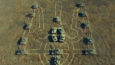 В Николаевской области из танков выложили тризуб | Корабелов.ИНФО