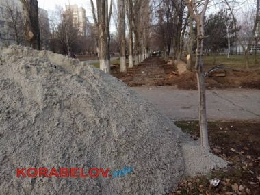"Будет красота. Но когда - не знаем". В сквере "Белая акация" ремонтируют дорожки (ВИДЕО) | Корабелов.ИНФО image 7