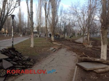 "Будет красота. Но когда - не знаем". В сквере "Белая акация" ремонтируют дорожки (ВИДЕО) | Корабелов.ИНФО image 5