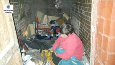 Поліція знайшла в смітнику нетверезу жінку з новонародженим немовлям | Корабелов.ИНФО