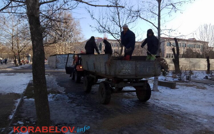 Из серии "Пока не пнешь - не заработают". После публикаций в СМИ "коммунальщики" наводят порядки в Корабельном (видео) | Корабелов.ИНФО image 3