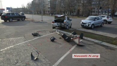 ДТП в Николаеве: от удара «Десятка» вылетела на тротуар и сбила пешехода | Корабелов.ИНФО image 1