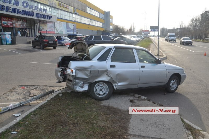 ДТП в Николаеве: от удара «Десятка» вылетела на тротуар и сбила пешехода | Корабелов.ИНФО image 3