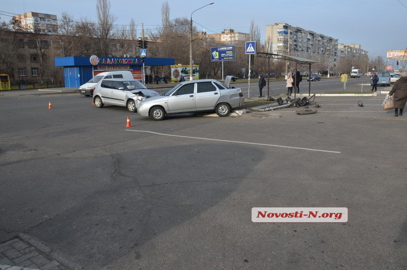 ДТП в Николаеве: от удара «Десятка» вылетела на тротуар и сбила пешехода | Корабелов.ИНФО image 2