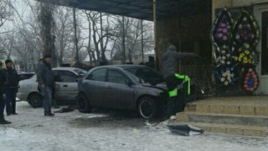 Зіткнувся з деревом, зі знаком, з іншим автомобілем та втік. Подробиці ДТП біля кільця на проспекті Богоявленському | Корабелов.ИНФО