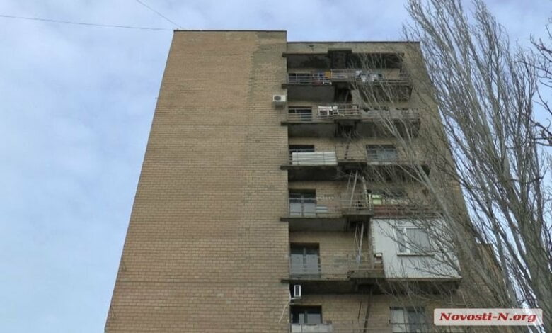 В Николаеве 20-летняя девушка спрыгнула с балкона 9-го этажа | Корабелов.ИНФО