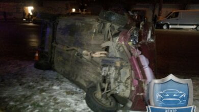 В Николаеве пьяный водитель выехал на газон и снес дерево — автомобиль перевернулся на бок | Корабелов.ИНФО image 1