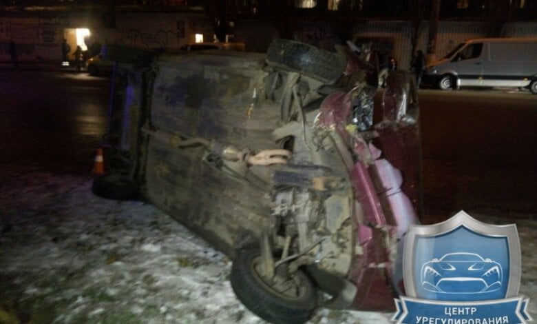 В Николаеве пьяный водитель выехал на газон и снес дерево — автомобиль перевернулся на бок | Корабелов.ИНФО image 1
