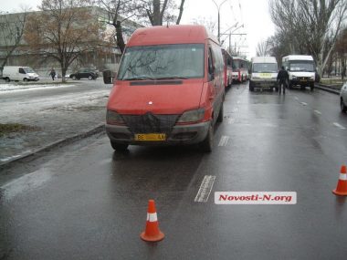 В Николаеве маршрутка сбила пешехода, неожиданно выбежавшего на дорогу | Корабелов.ИНФО image 3