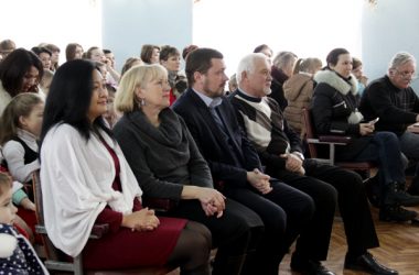 "Верьте в чудеса, и они обязательно придут в вашу жизнь". Сотрудники "Ника-Теры" дарили детям радость в День Св. Николая | Корабелов.ИНФО image 9