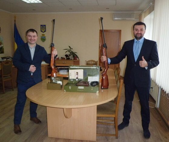 Для шкіл Вітовського району закупили 70 гвинтівок, чекають ще на 58  муляжів АК-47 | Корабелов.ИНФО