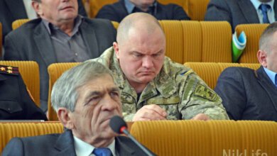 Замвоенкома, играя на телефоне во время сессии облсовета, покорял тропические острова и сражался с армиями Тьмы | Корабелов.ИНФО image 1