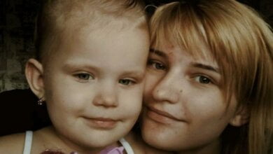 "Мать, бросившая двоих детей на 9 дней, была мошенницей — собирала деньги на якобы больную дочь", - СМИ | Корабелов.ИНФО