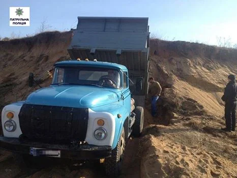 В Балабанівському лісі затримали 20-річного "копача", який ніяк не міг зрозуміти, що діє протизаконно | Корабелов.ИНФО