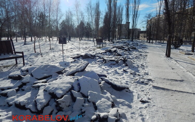 Работы в сквере "Белая акация" заморожены? "При том, что здесь всё поломано-переломано..." (ВИДЕО) | Корабелов.ИНФО image 5
