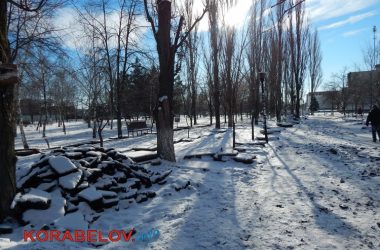 Работы в сквере "Белая акация" заморожены? "При том, что здесь всё поломано-переломано..." (ВИДЕО) | Корабелов.ИНФО image 4