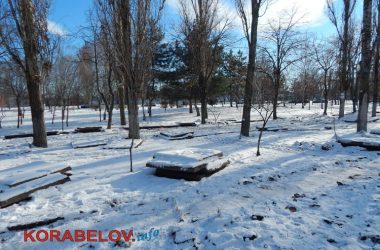 Работы в сквере "Белая акация" заморожены? "При том, что здесь всё поломано-переломано..." (ВИДЕО) | Корабелов.ИНФО image 3