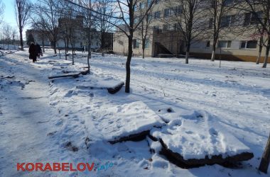 Работы в сквере "Белая акация" заморожены? "При том, что здесь всё поломано-переломано..." (ВИДЕО) | Корабелов.ИНФО image 2