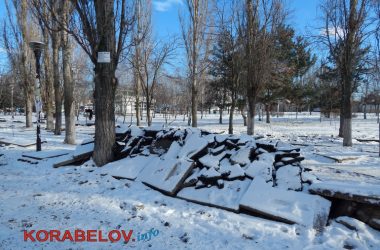 Работы в сквере "Белая акация" заморожены? "При том, что здесь всё поломано-переломано..." (ВИДЕО) | Корабелов.ИНФО image 1