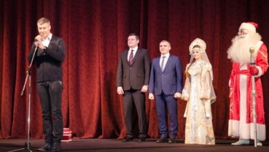 Артем Ильюк помогал Святому Николаю дарить подарки малышам | Корабелов.ИНФО image 5