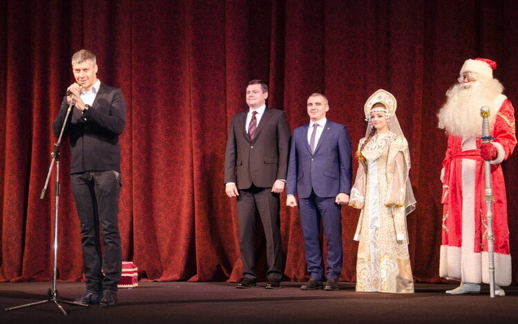 Артем Ильюк помогал Святому Николаю дарить подарки малышам | Корабелов.ИНФО image 5