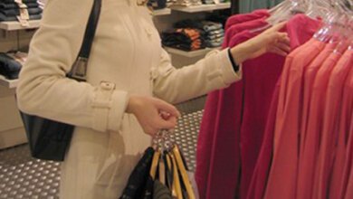 Сотрудница полиции надела на себя кардиган в примерочной кабинке и вышла из магазина, не расплатившись | Корабелов.ИНФО