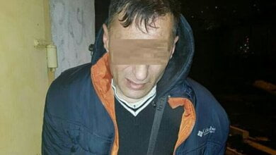 В Миколаєві затримали чоловіка, який стріляв по перехожих та погрожував вбити себе і патрульних (ВІДЕО) | Корабелов.ИНФО image 1