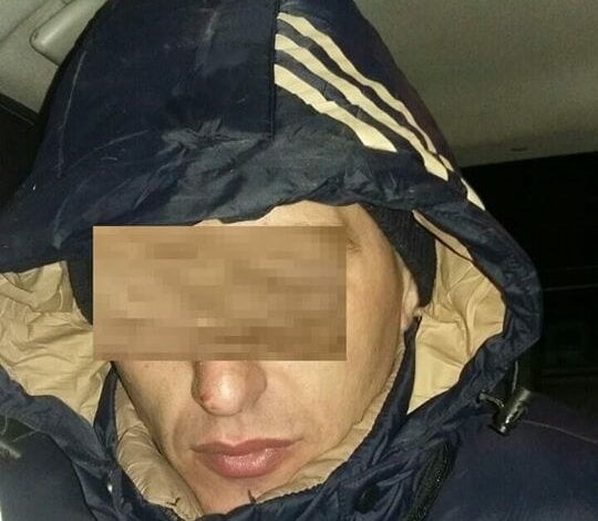 Просив не затримувати їх, бо вони "дуже поспішають". Пасажир авто на очах у патрульних намагався вилити наркотик | Корабелов.ИНФО image 2