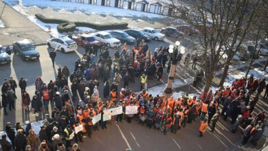 «Качественная работа — законная зарплата». Работники ЖЭКов вышли на митинг под мэрию в поддержку повышения тарифов | Корабелов.ИНФО image 1