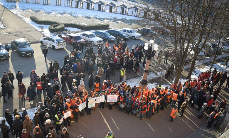 «Качественная работа — законная зарплата». Работники ЖЭКов вышли на митинг под мэрию в поддержку повышения тарифов | Корабелов.ИНФО image 1