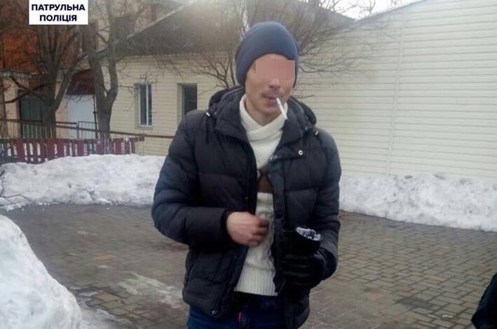 "Пригостили коноплею". Чоловік у стані наркотичного сп'яніння впав на зупинці в Корабельному районі | Корабелов.ИНФО