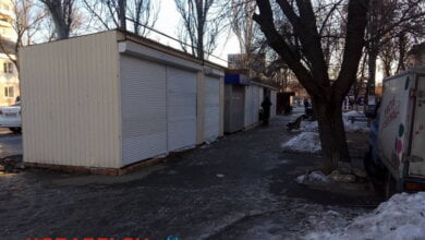 В незаконных будках по пр.Богоявленскому, подлежащих демонтажу, идет торговля | Корабелов.ИНФО image 1