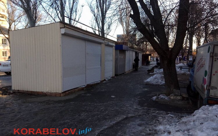 В незаконных будках по пр.Богоявленскому, подлежащих демонтажу, идет торговля | Корабелов.ИНФО image 1