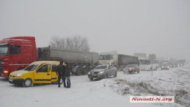 На выезде из Николаева скопились сотни автомобилей. Но некоторые водители прорываются, несмотря на метель | Корабелов.ИНФО