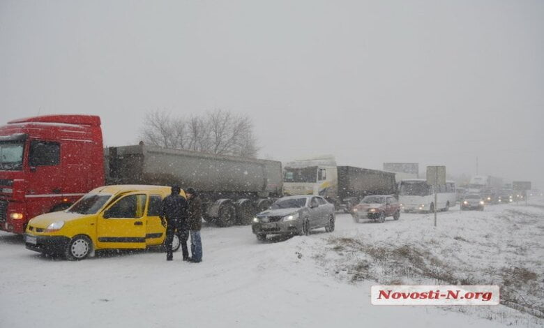 На выезде из Николаева скопились сотни автомобилей. Но некоторые водители прорываются, несмотря на метель | Корабелов.ИНФО
