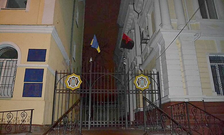 В Николаеве над главным управлением полиции повесили красно-черный флаг | Корабелов.ИНФО