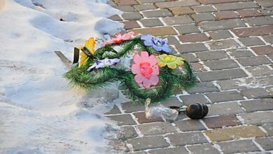 В Николаеве во двор дома бизнесмена бросили похоронный венок с гранатой (видео) | Корабелов.ИНФО