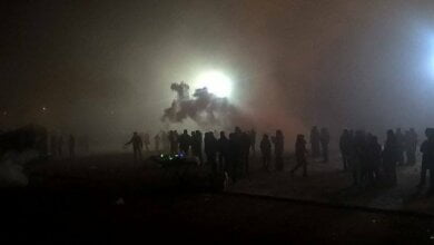 «Тут стреляют, отступаем!» - в новогоднюю ночь у главной елки Николаева жгли файеры и пугали людей петардами (видео) | Корабелов.ИНФО image 1