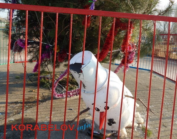 Серость, засилье "стихийщиков", сломанный снеговик... Один день из жизни Корабельного района (05.01.2017) | Корабелов.ИНФО image 2