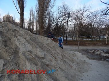 Серость, засилье "стихийщиков", сломанный снеговик... Один день из жизни Корабельного района (05.01.2017) | Корабелов.ИНФО image 3