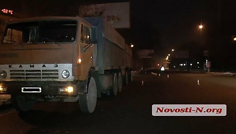 Видео ДТП на проспекте Богоявленском. Hyundai сбивает пешехода, затем его переезжает КамАЗ | Корабелов.ИНФО