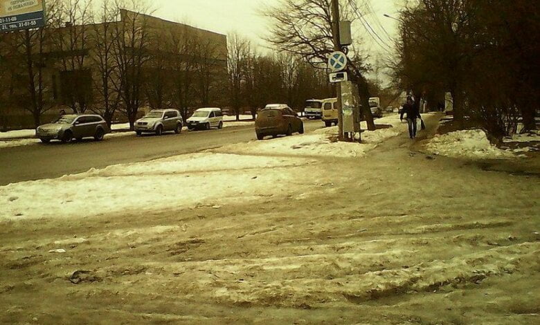Ходить там, где чищено: Сенкевич оправдал гололед на тротуарах и во дворах Николаева низкими зарплатами дворников | Корабелов.ИНФО