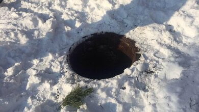 На проспекте Богоявленском ребенок упал в канализационный люк с фекалиями (Видео) | Корабелов.ИНФО