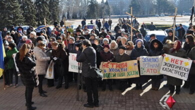 «Землю – живым», – Николаевский горсовет пикетировали с крестами противники кладбища в Кульбакино | Корабелов.ИНФО image 7